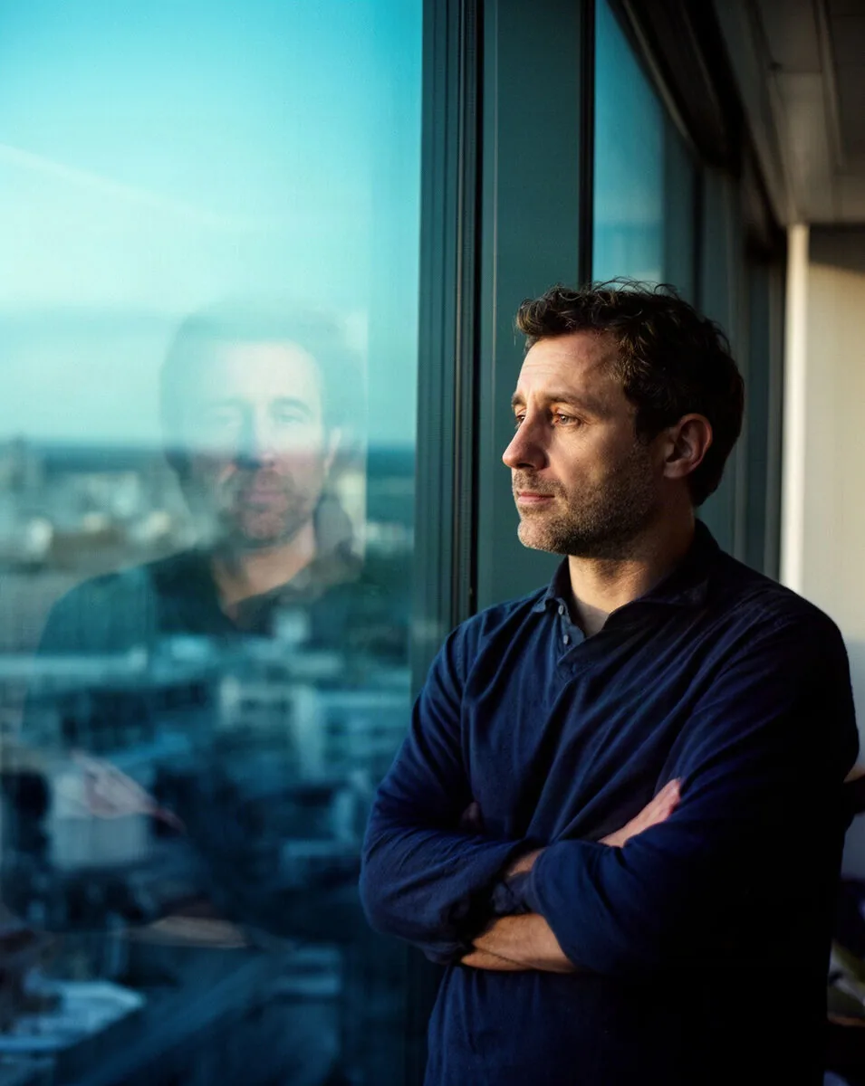 Personne en réflexion sur sa transition professionnelle